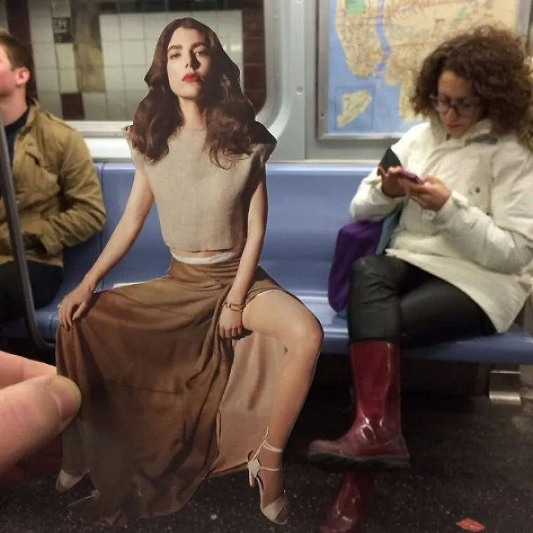 GOLOGUZI POLICAJCI I EKSCENTRIČNI PROLAZNICI: Svakodnevne situacije spojio s izrescima iz novina i nasmijao javnost