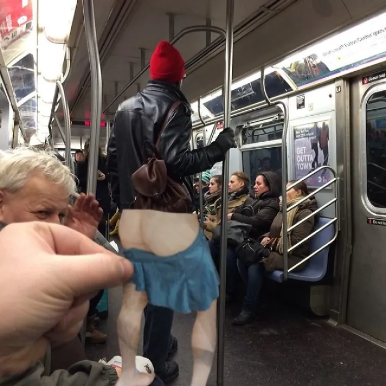 GOLOGUZI POLICAJCI I EKSCENTRIČNI PROLAZNICI: Svakodnevne situacije spojio s izrescima iz novina i nasmijao javnost