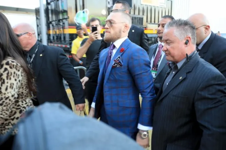 U svom bahatom je stilu zajedno sa svojom djevojkom, bahato je koračao prema svlačionici.