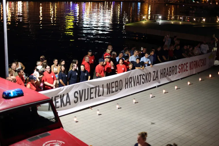 Rijeka: građani i vatrogasci odali počast vatrogascima stradalim prije 10 godina na Kornatima