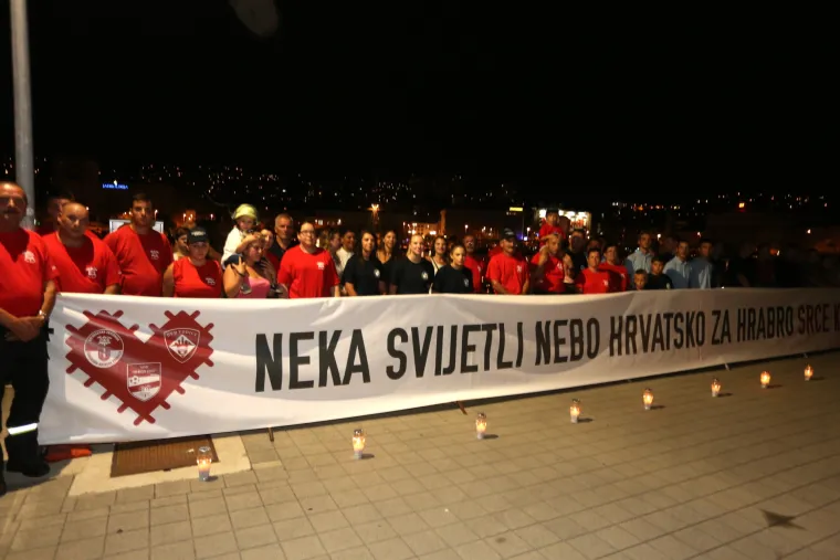 Rijeka: građani i vatrogasci odali počast vatrogascima stradalim prije 10 godina na Kornatima