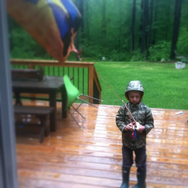 Improvizirani zmaj spojen na ribički &scaron;tap.