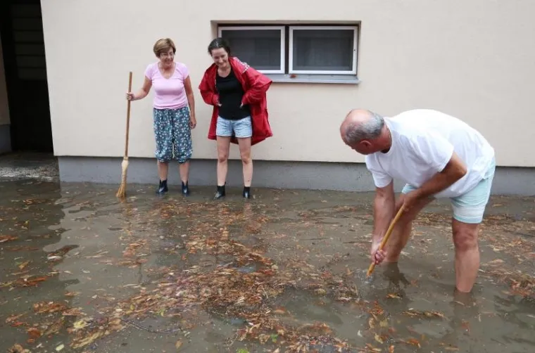 Karlovac - Nakon olujnog nevremena praćenog ki&scaron;om poplavljene su neke ulice u sredi&scaron;tu Karlovca. U Kukuljevićevoj i &Scaron;enoinoj ulici građani su sami od&scaron;topavali odvode. Photo: Kristina Stedul Fabac/PIXSELL