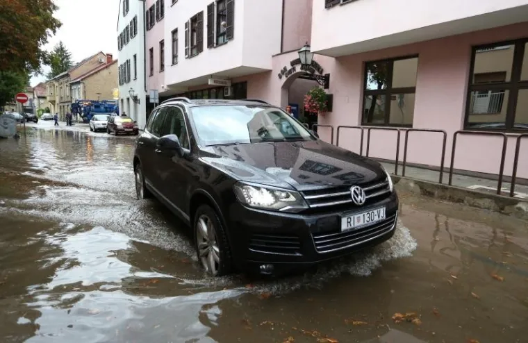 POPLAVA U KARLOVCU: Građani sami od&scaron;topavali odvode na cesti