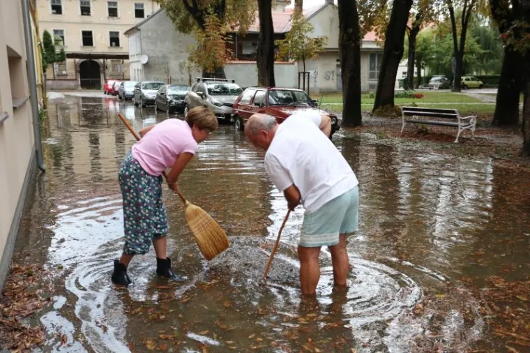 POPLAVA U KARLOVCU: Građani sami od&scaron;topavali odvode na cesti