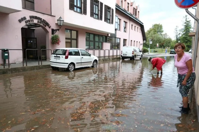 POPLAVA U KARLOVCU: Građani sami od&scaron;topavali odvode na cesti