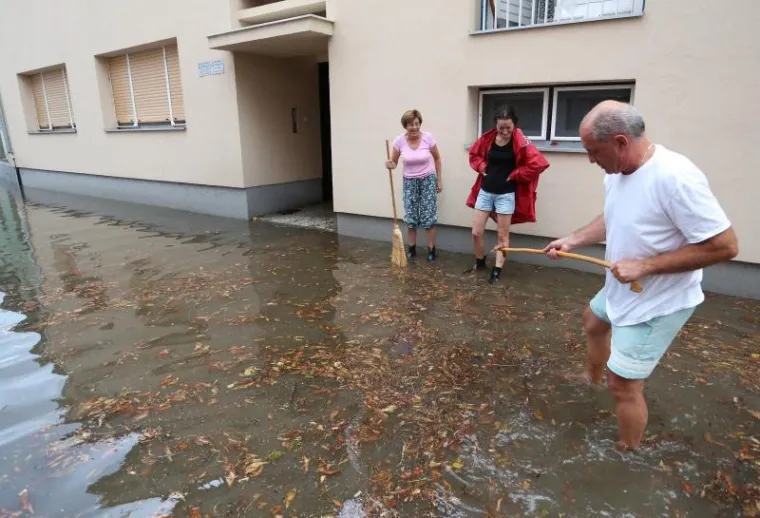 POPLAVA U KARLOVCU: Građani sami od&scaron;topavali odvode na cesti