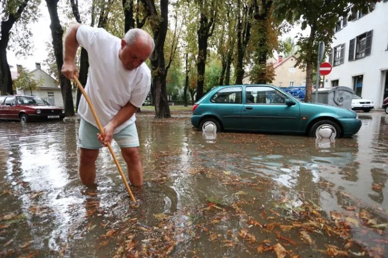 POPLAVA U KARLOVCU: Građani sami od&scaron;topavali odvode na cesti