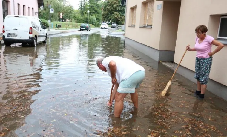 POPLAVA U KARLOVCU: Građani sami od&scaron;topavali odvode na cesti