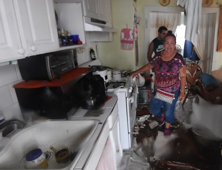 Smrtonosne poplave koje je izazvao uragan Harvey koji je u petak udario područje Teksasa, potopile su Houston i cijeli jugoistočni Teksas. U najsnažnijoj oluji u posljednjih 50 godina, život je izgubilo pet osoba, a stotine je nestalo.