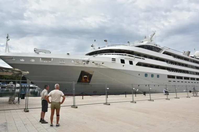 Pula - Luksuzni kruzer Le Lyrial koji plovi pod francuskom zastavom na nekoliko je sati uplovio u gradsku luku.