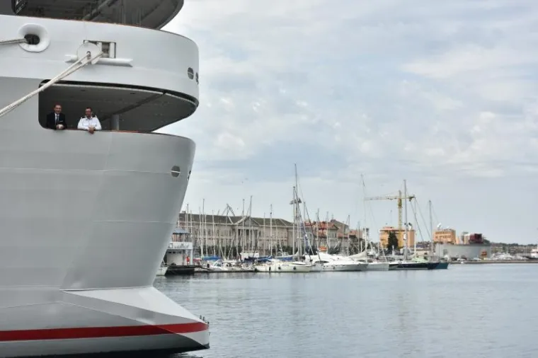 Pula - Luksuzni kruzer Le Lyrial koji plovi pod francuskom zastavom na nekoliko je sati uplovio u gradsku luku.