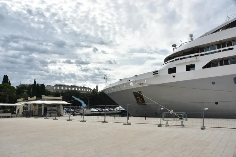 Pula - Luksuzni kruzer Le Lyrial koji plovi pod francuskom zastavom na nekoliko je sati uplovio u gradsku luku.