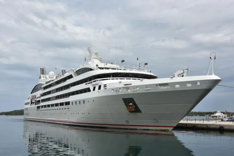 Pula - Luksuzni kruzer Le Lyrial koji plovi pod francuskom zastavom na nekoliko je sati uplovio u gradsku luku.