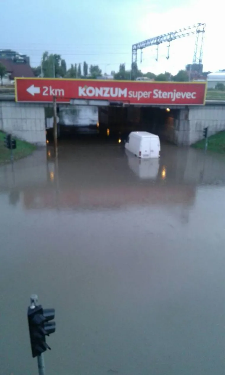 Grmljavinsko nevrijeme praćeno obilnom ki&scaron;om, ali i tučom, pogodilo je poslijepodne zagrebačko područje