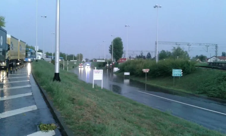 Grmljavinsko nevrijeme praćeno obilnom ki&scaron;om, ali i tučom, pogodilo je poslijepodne zagrebačko područje