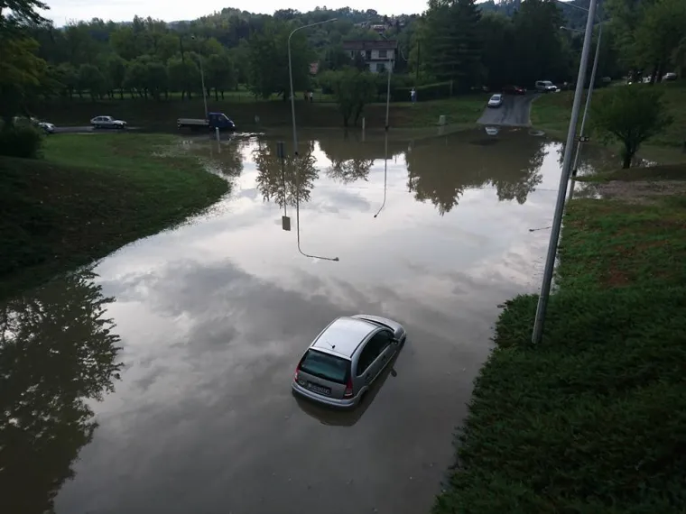 Grmljavinsko nevrijeme praćeno obilnom ki&scaron;om, ali i tučom, pogodilo je poslijepodne zagrebačko područje