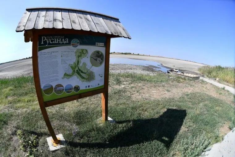 Natprosječno vruće ljeto i dugotrajna suša pripomogli su 'nestanku' slanog jezera u Banji Rusandi blizu Zrenjanina u Banatu.