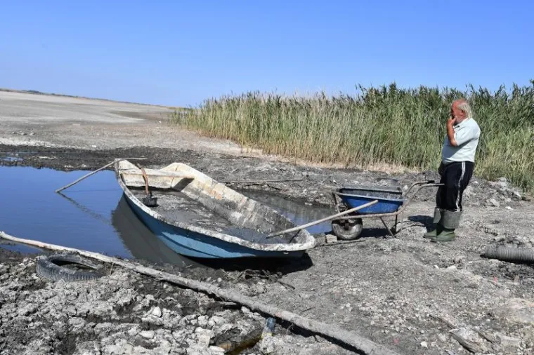 Jezero je posljednji puta presušilo prije deset godina, a tamošnji stručnjaci umiruju javnost tvrdeći da se zbog isušivanja jezera neće poremetiti ekosustav i da će se jezro vratiti u normalu s prvim obilnijim kišama.