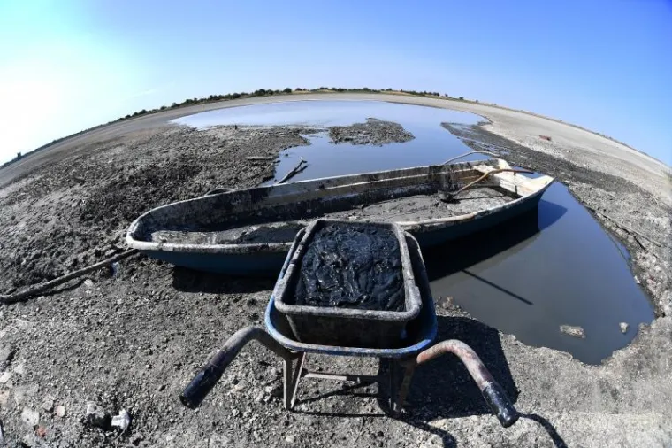 Pokraj jezera nalazi se istoimeno lječiliste Banja Rusanda gdje se za liječenje reumatskih i drugih bolesti upotrebljava crno blato iz slanog jezera.