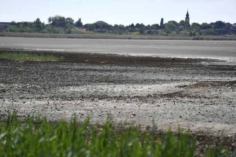 PRESU&Scaron;ILO NAJVEĆE SLANO JEZERO U SRBIJI: 'Ovo je katastrofa, stanovnike obližnjeg sela gu&scaron;i slana pra&scaron;ina'