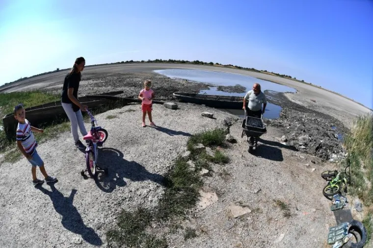 PRESU&Scaron;ILO NAJVEĆE SLANO JEZERO U SRBIJI: 'Ovo je katastrofa, stanovnike obližnjeg sela gu&scaron;i slana pra&scaron;ina'
