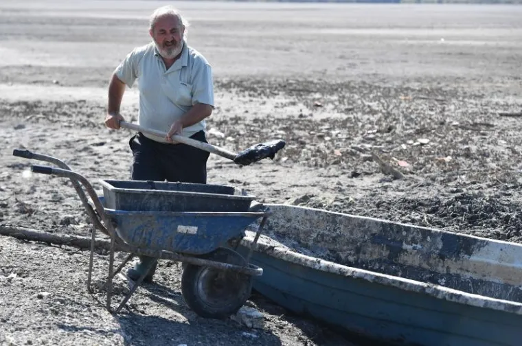 PRESU&Scaron;ILO NAJVEĆE SLANO JEZERO U SRBIJI: 'Ovo je katastrofa, stanovnike obližnjeg sela gu&scaron;i slana pra&scaron;ina'