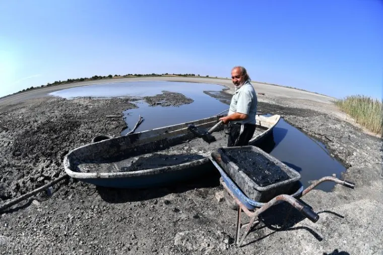 PRESU&Scaron;ILO NAJVEĆE SLANO JEZERO U SRBIJI: 'Ovo je katastrofa, stanovnike obližnjeg sela gu&scaron;i slana pra&scaron;ina'