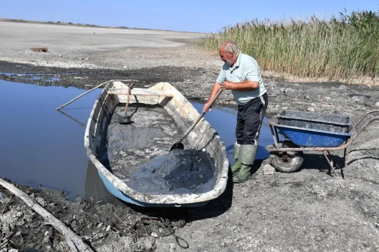 S druge strane, neki tvrde da je riječ o ekolo&scaron;koj katastrofi zbog koje su ugroženi i stanovnici obližnjeg sela Melanaca koje sada truje slana pra&scaron;ina, ali i tamo&scaron;nji voćnjaci i vinogradi te oko 200 vrsta ptica koje tamo obitavaju.