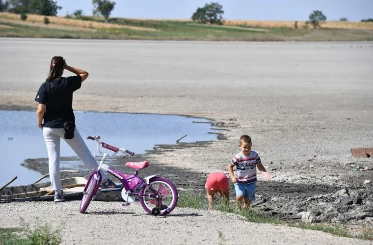 PRESU&Scaron;ILO NAJVEĆE SLANO JEZERO U SRBIJI: 'Ovo je katastrofa, stanovnike obližnjeg sela gu&scaron;i slana pra&scaron;ina'