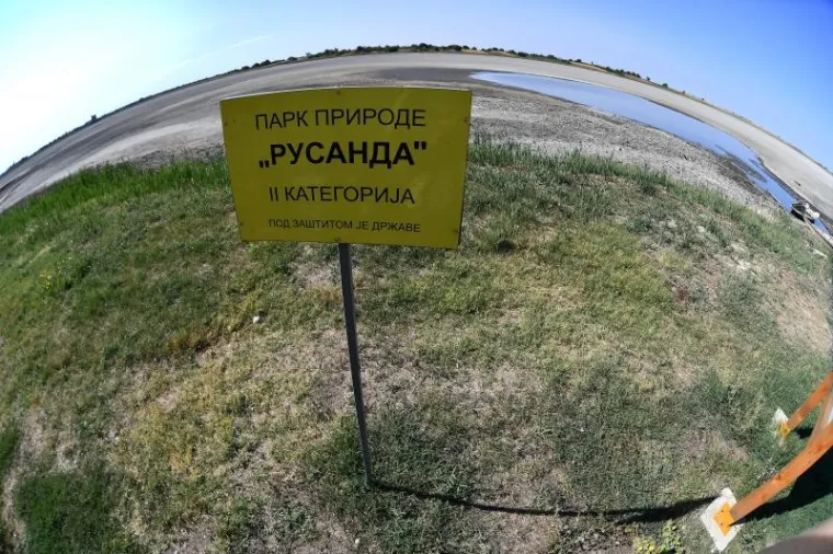 PRESU&Scaron;ILO NAJVEĆE SLANO JEZERO U SRBIJI: 'Ovo je katastrofa, stanovnike obližnjeg sela gu&scaron;i slana pra&scaron;ina'