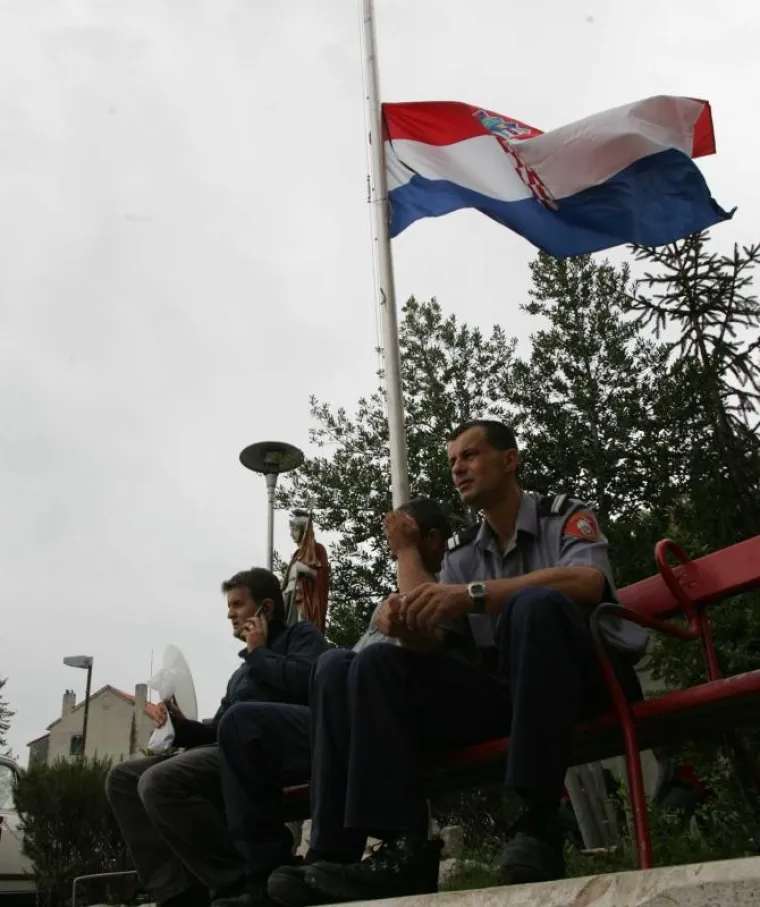 Zastava spuštena na pola koplja.