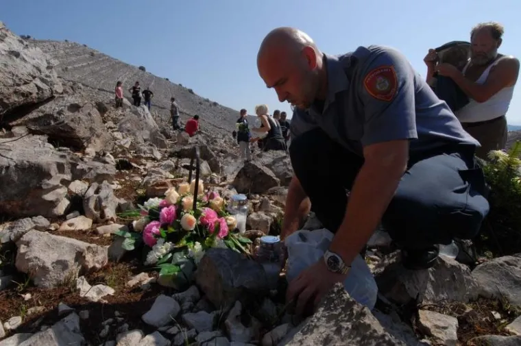 16.09.2007., Kornati - Obitelji poginulih vatrogasaca obi&scaron;li su opožarena mjesta na kojima su stradali vatrogasci kako bi zapalili svijeće.