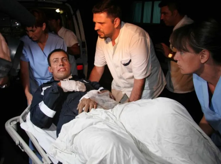 Deset godina je pro&scaron;lo od pogibije dvanaestorice vatrogasaca na Kornatima. Uzrok te tragedije niti danas nije nedvojbeno utvrđen. 
30.08.2007., Zadar - Vatrogasci stradali u kornatskoj tragediji prevezeni su u zadarsku bolnicu.