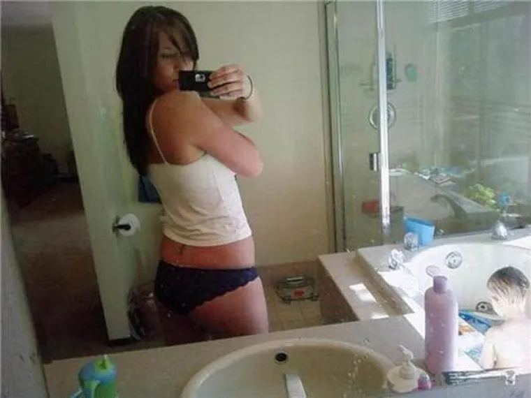 NATJECANJE ZA NAJGORU MAMU MOŽE POČETI! Nije važno što djeca rade, bitno da su one seksi i u prvom planu