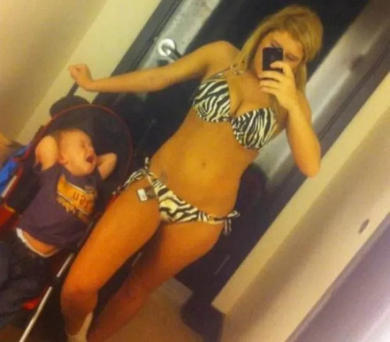NATJECANJE ZA NAJGORU MAMU MOŽE POČETI! Nije važno što djeca rade, bitno da su one seksi i u prvom planu