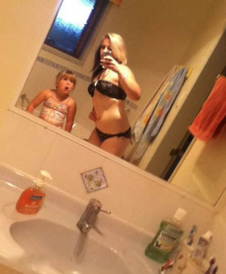 NATJECANJE ZA NAJGORU MAMU MOŽE POČETI! Nije važno što djeca rade, bitno da su one seksi i u prvom planu