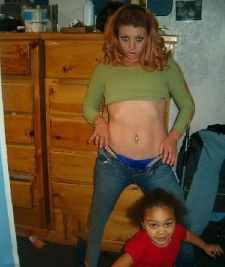 NATJECANJE ZA NAJGORU MAMU MOŽE POČETI! Nije važno što djeca rade, bitno da su one seksi i u prvom planu