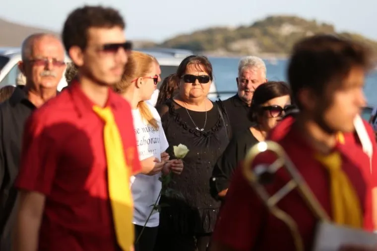 Mimohodom sjećanja u Tisnom u utorak navečer obilježena je 10. godi&scaron;njica kornatske tragedije, najveće mirnodopske tragedije u kojoj je, tijekom rutinske vatrogasne intervencije 30. kolovoza 2007., smrtno stradalo 12 vatrogasaca iz &Scaron;ibenika, Vodica i Tisnog.