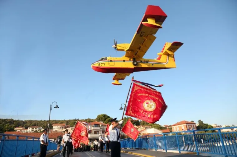 SJEĆANJE NA HEROJE: Mimohodom u Tisnom odana počast vatrogascima poginulima na Kornatima