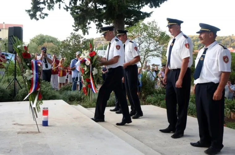 SJEĆANJE NA HEROJE: Mimohodom u Tisnom odana počast vatrogascima poginulima na Kornatima