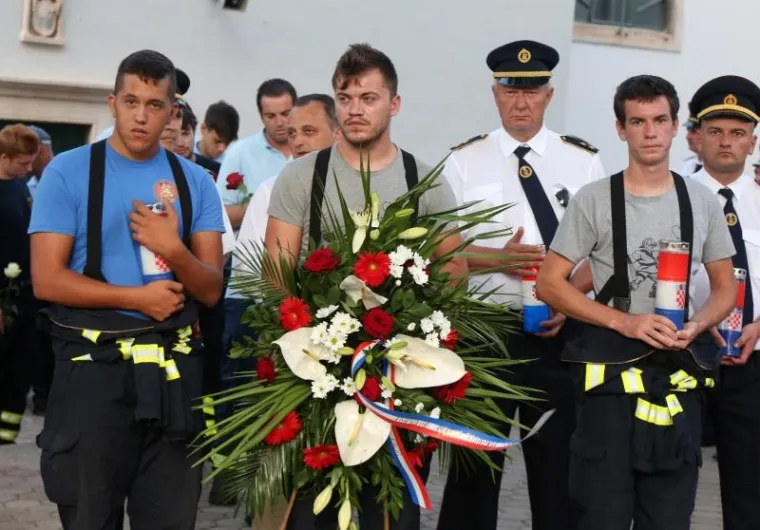 SJEĆANJE NA HEROJE: Mimohodom u Tisnom odana počast vatrogascima poginulima na Kornatima