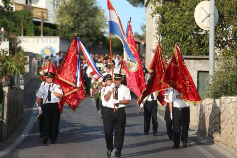 SJEĆANJE NA HEROJE: Mimohodom u Tisnom odana počast vatrogascima poginulima na Kornatima