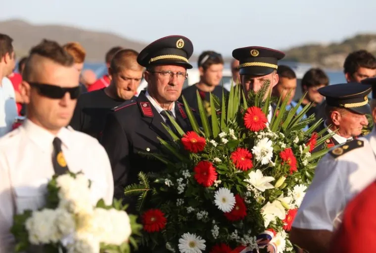 SJEĆANJE NA HEROJE: Mimohodom u Tisnom odana počast vatrogascima poginulima na Kornatima