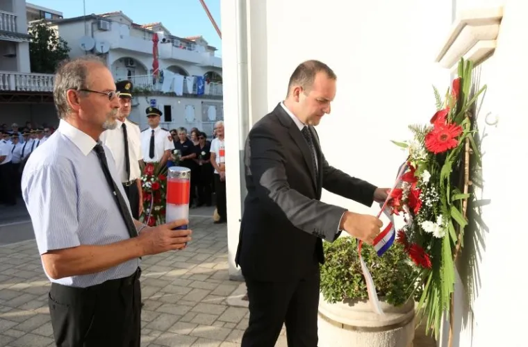 SJEĆANJE NA HEROJE: Mimohodom u Tisnom odana počast vatrogascima poginulima na Kornatima