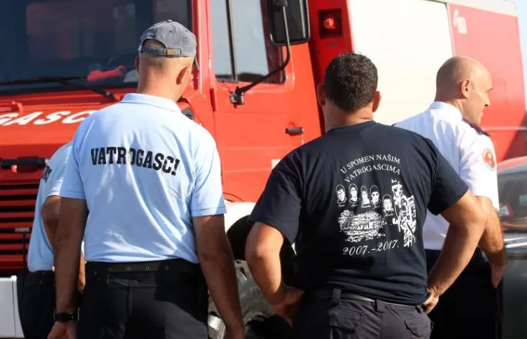 SJEĆANJE NA HEROJE: Mimohodom u Tisnom odana počast vatrogascima poginulima na Kornatima