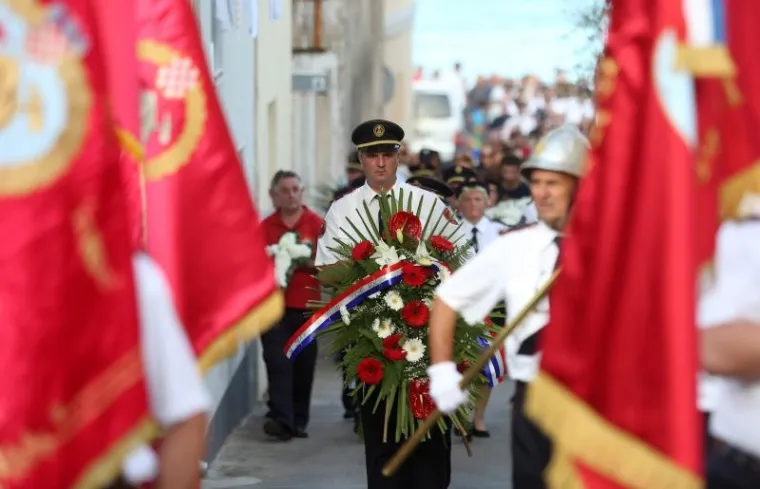 SJEĆANJE NA HEROJE: Mimohodom u Tisnom odana počast vatrogascima poginulima na Kornatima