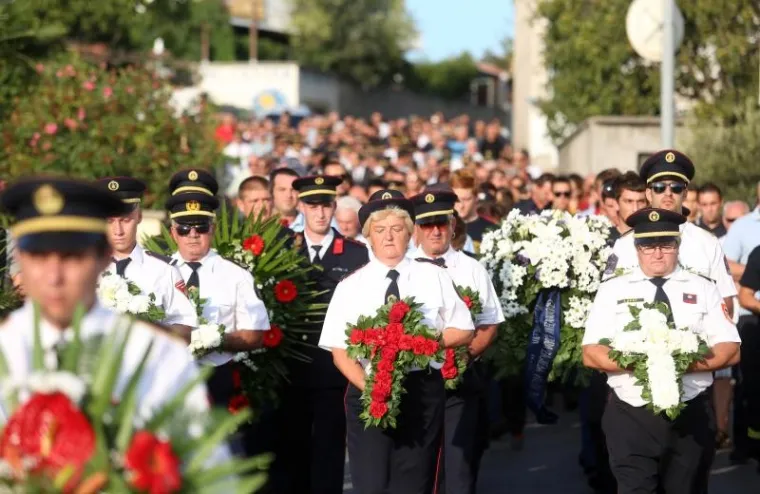 SJEĆANJE NA HEROJE: Mimohodom u Tisnom odana počast vatrogascima poginulima na Kornatima