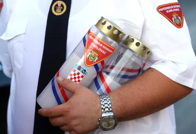 SJEĆANJE NA HEROJE: Mimohodom u Tisnom odana počast vatrogascima poginulima na Kornatima