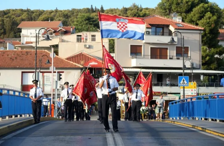SJEĆANJE NA HEROJE: Mimohodom u Tisnom odana počast vatrogascima poginulima na Kornatima